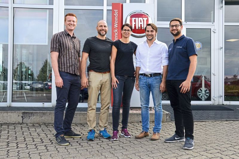 Die Geschäftsführer Oliver (2.v.l.) und Christian Renck (4.v.l.) haben ein schlagkräftiges Marketing-Team, das sich um die Onlinestrategie kümmert. (Achter / »kfz-betrieb«)