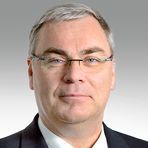 Titel, Name: Johannes Dietsch Geburtsjahr, -ort: 1962 in Wermelskirchen/Rheinland  Funktion: Mitglied des Vorstands Firma: Bayer AG  Ausbildung: 1984: Ausbildung zum Industriekaufmann und Wirtschaftsassistenten bei der Bayer AG     Berufliche Laufbahn:Leitfunktion in verschiedenen Abteilungen des Unternehmens  2001: Abteilungsleitung Corporate Finance im Konzernbereich Finanzen  2002: Leitung des Bereichs Finanzen im Corporate Center der Bayer AG  Seit 2011: Landessprecher und CFO Greater China zu Bayer China mit Sitz in Schanghai   Familienstand: verheiratet mit, drei Kinder (Bild: Bayer)