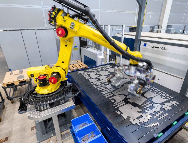 Die neuen Trumpf-Systeme Sortmaster Station und Sortmaster Vision sortieren hier zusammen 2D-Blechteile ab, was ohne Programmierung vollautomatisch und effizient abläuft.  (Bild: Trumpf / M. Stollberg)