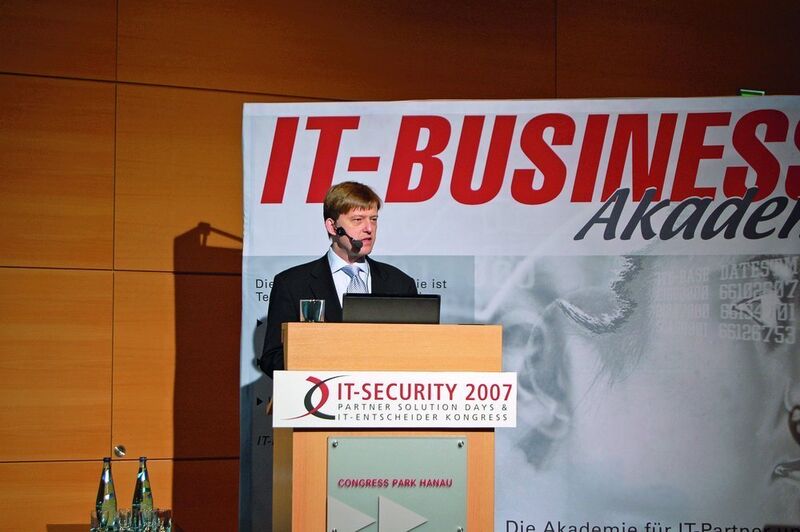 Arno Edelmann, Product Solution Manager Security bei Microsoft Deutschland, in der Breakout-Session zu »IT-Security und Compliance«. (Archiv: Vogel Business Media)