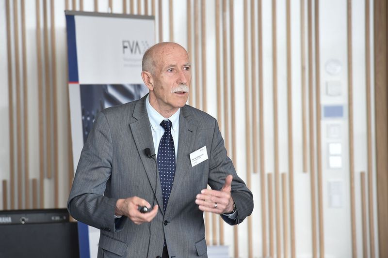 Prof. Dr.-Ing. Bernd-Robert Höhn von der TU München zeigte in seinem Vortrag Schadensarten in Getrieben auf und welchen Einfluss Schmierungen darauf haben können. (Bild: FVA / Jügen Mai)