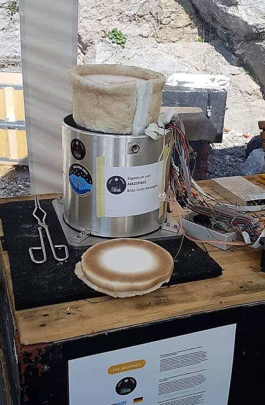 (Der Prototyp der Spinnmaschine von AIX2SPACE am Pilatusberg in der Schweiz. Einmal ausgereift, können mit dieser Anlage in Zukunft Glasfasern aus Mondgestein hergestellt werden. Bild: Rauschert)