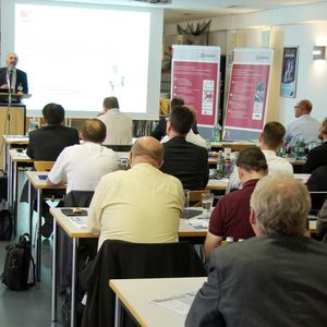 Prof. Dr. Otto Huber von der Hochschule Landshut begrüßt die über 60 Teilnehmer des 7. Ingolstädter Leichtbausymposiums.