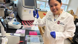 Dr. Jean Kok erforscht die Muskel-Knochen-Kommunikation am Mausmodell. Zu den größten Routine-Arbeitslasten gehört die Genotypisierung, die durch Mehrkanalpipetten mit einstellbarem Spitzenabstand deutlich reduziert wird. (Bild: Indiana University School of Medicine)