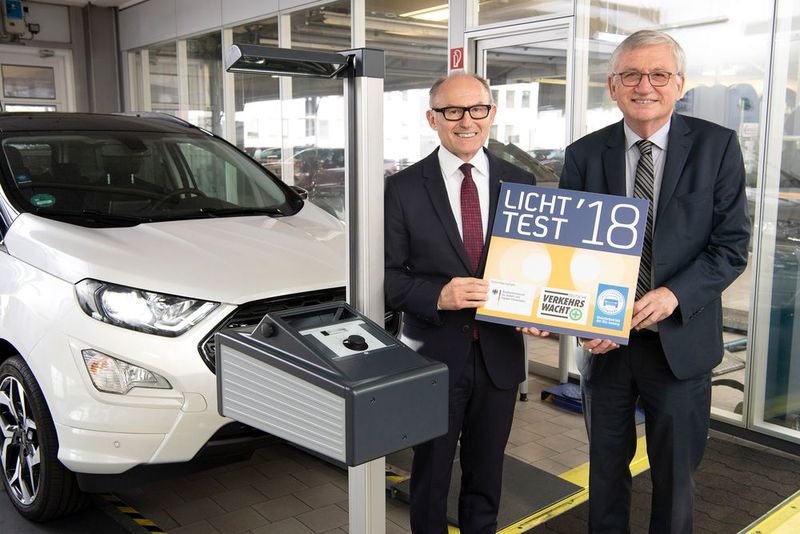 Verbandspräsident Michael Ziegler (li.) und Staatssekretär Julian Würtenberger werben für Sicherheit im Straßenverkehr durch den Licht-Test. (Bild: Landesverband BW)