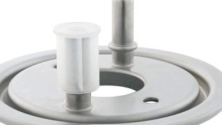 Durch die innenliegenden axialen Lamellen liegen die Schutzhülsen der Normreihe GPN 207 von Pöppelmann nicht luftdicht an, so dass Schläuche oder Rohre auch bei aufgesetzter Hülse entlüftet werden. (Bild: Pöppelmann)