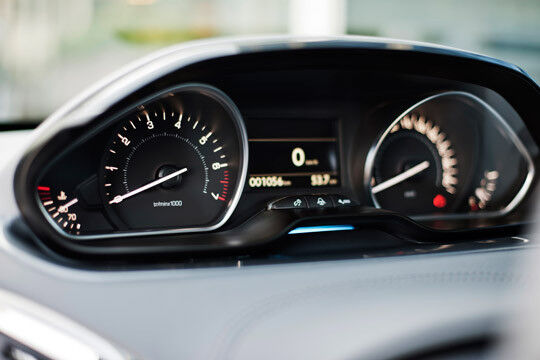 Neue Anordnung: Mit dem neu gestalteten Cockpit will Peugeot alte Konventionen aufbrechen. Aufgrund des kleinen Lenkrads liegen die Instrumente direkt im Sichtfeld des Fahrers.  (Foto: Peugeot)