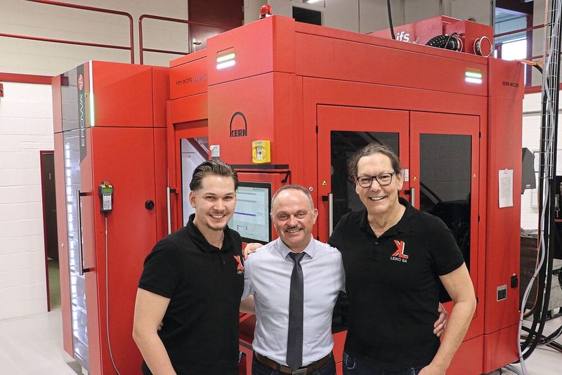 Die Leiko-Firmenchefs Pascal Leimer (links) und Konrad Leimer (rechts) freuen sich gemeinsam mit Stephan Zeller, Gebietsverkaufsleiter von Kern, über die gute Zusammenarbeit und die extrem hohe Zuverlässigkeit der vollautomatisierten Kern Micro Vario. (Bild: Kern Mikrotechnik GmbH)