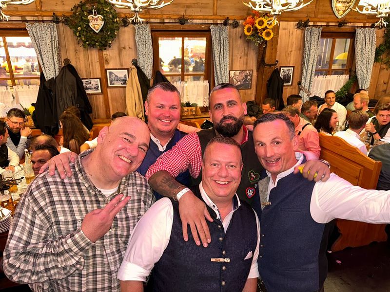 Danke Ralf Schweitzer (m., GSD) für die Einladung (v. l.) Oliver Gorges (ITscope), Maxim Grönwoldt (mobilzone), Oktay Cayiroglu (Norton) und Wojtek Rudko (Samsung).  (Bild: Vogel IT-Medien GmbH)