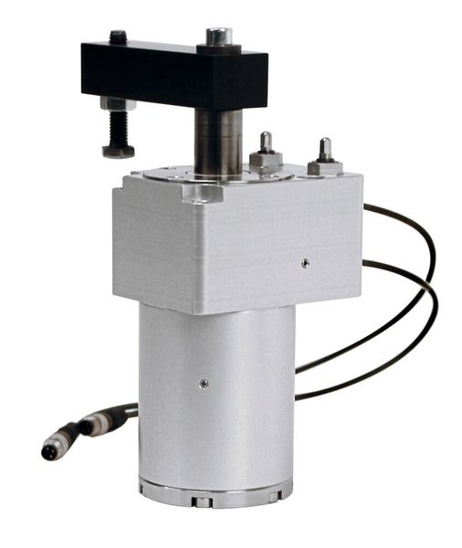 Beim pneumatischen Schwenkspanner mit Kraftverstärkung sorgt eine mechanische Verriegelung dafür, dass die Spannkraft bei Druckabfall erhalten bleibt. (Bild: Roemheld)