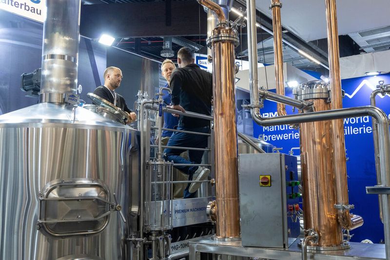 Sogar ganze Anlagen werden an den Ständen aufgebaut und präsentiert. (Bild: BrauBeviale / Frank Boxler)