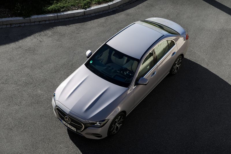 The sedan is 4.77 meters long. (Source: Mercedes-Benz AG)