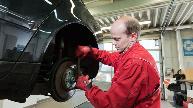 Hat die Werkstatt dem Kunden einen festen Fertigstellungstermin genannt und überschreitet sie diese Frist um mehr als 24 Stunden, hat der Kunde Anspruch auf einen Ersatzwagen.(Bild:  ProMotor)