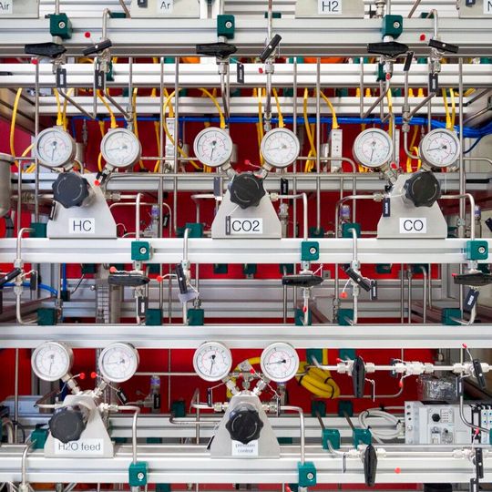 In Power-to-X Verfahren wird Kohlenstoffdioxid (CO2) durch Reaktion mit elektrolytisch erzeug-tem Wasserstoff zu hochwertigen Kraftstoffen für Flugzeuge, Schiffe, Lastkraftwagen und Landmaschinen umgesetzt. Die gezeigte Anlage dient der Entwicklung derartiger Verfahren. In Power-to-X Verfahren wird Kohlenstoffdioxid (CO2) durch Reaktion mit elektrolytisch erzeug-tem Wasserstoff zu hochwertigen Kraftstoffen für Flugzeuge, Schiffe, Lastkraftwagen und Landmaschinen umgesetzt. Die gezeigte Anlage dient der Entwicklung derartiger Verfahren.