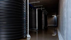 Wassertanks lassen sich unter geeigneten Bedingungen zusätzlich als thermische Speicher für die Kälteversorgung nutzen. (Bild: Max Bögl/Werklein-Die Werbeagentur)