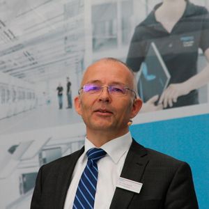 Laut Dr. Claus Jessen spielt in der Fabrik in Scharnhausen das Thema Lernen eine zentrale Rolle. Jessen, der als Vorstand Product Supply das Werk entscheidend mitgestaltet hat, sagt: „Wir haben in unserem Werk eine eigene Lernfabrik integriert, an der wir Schulungsinhalte praxisnah direkt vor Ort vermitteln können.“