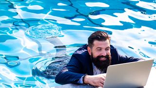 Wie lässt es sich bei sommerlichen Temperaturen im Büro aushalten? Wir geben Tipps.  (Bild: ©Volodymyr - stock.adobe.com)