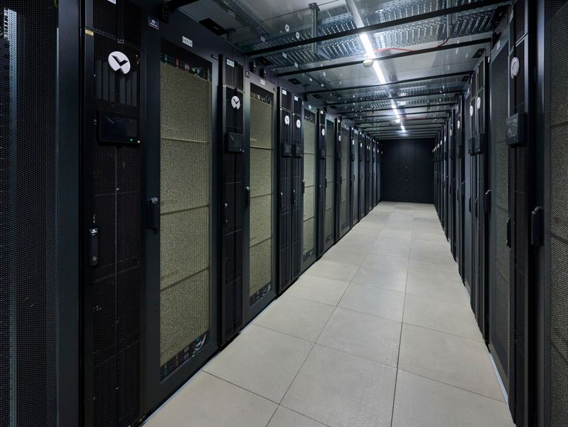 Das KI-Rechenzentrum wird vollständig aus erneuerbaren Energien betrieben und ist auf höchste Energieeffizienz ausgelegt. (Bild: Deutsche Telekom AG/Cindy Albrecht, Robert Dieth)