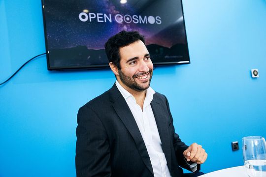 Rafel Jordà Siquier, Gründer und CEO von Open Cosmos: Das Unternehmen beschäftigt nach eigenen Angaben knapp 400 Mitarbeiter in Großbritannien, Spanien, Portugal und Griechenland.(Bild:  ©Jon Bradley Photography Ltd 2021)