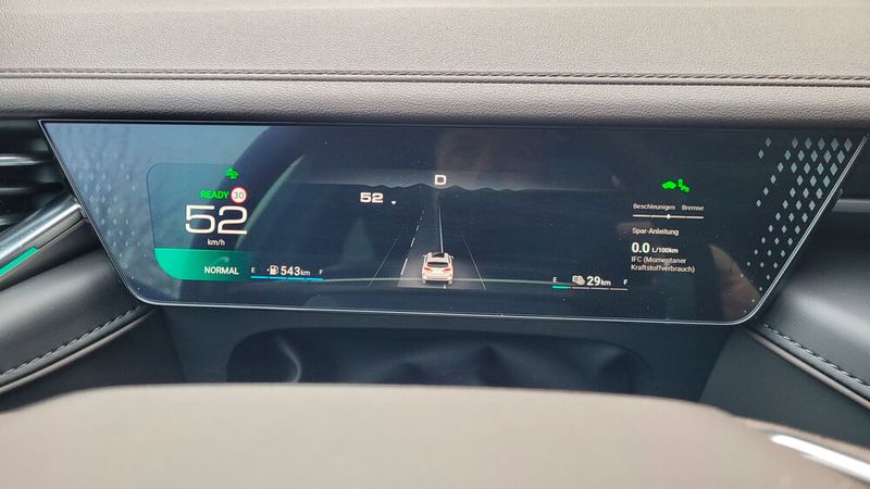 7. Das Instrumenten Display ist recht schmal. Da der Hersteller dort im Verhältnis zur Displaygröße recht viele Infos unterbringen wollte, ist die Schrift oder so manches Symbol etwas klein geraten und schwer ablesbar. (Bild: Wehner - VCG)