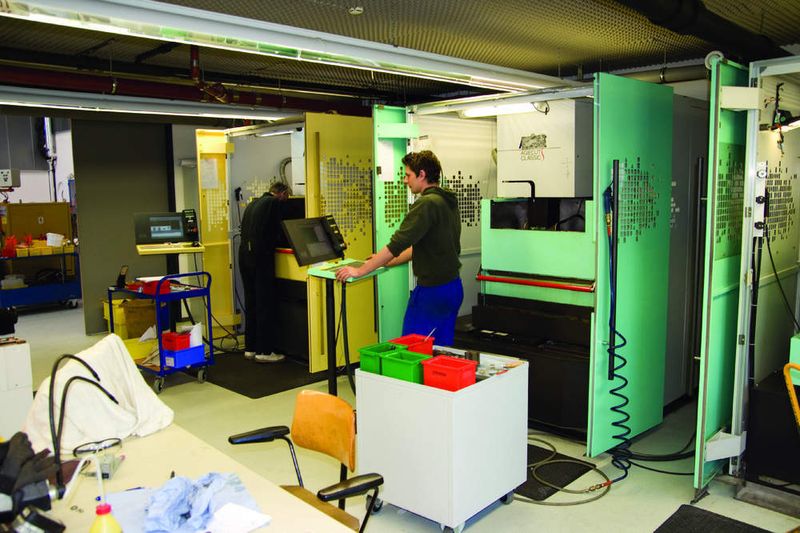 Bereich Erodieren der Werkstatt des Fraunhofer-IWM in Freiburg. (Archiv: Vogel Business Media)