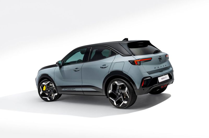 Der Strom-Sportler rollt auf speziellen 20-Zöllern und Pilot Sport-Reifen von Michelin an. (Bild: Opel)