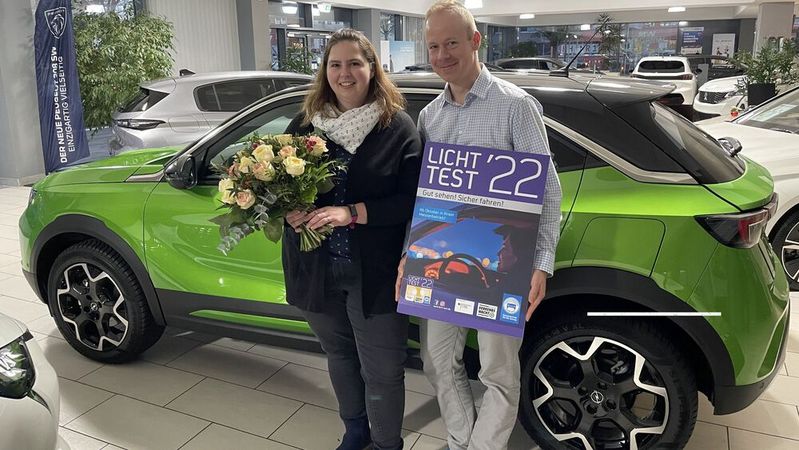 Glückliche Gewinnerin: Sandra Schröder und ihr Freund Hendrik Wiegel sind jetzt ein Jahr lang mit dem Opel Mokka unterwegs. Glückliche Gewinnerin: Sandra Schröder und ihr Freund Hendrik Wiegel sind jetzt ein Jahr lang mit dem Opel Mokka unterwegs.
