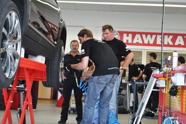 Zu meistern waren vier Prüfstationen, an denen neben dem allgemeinen Fahrzeug-Handling ... (Foto: Haweka)