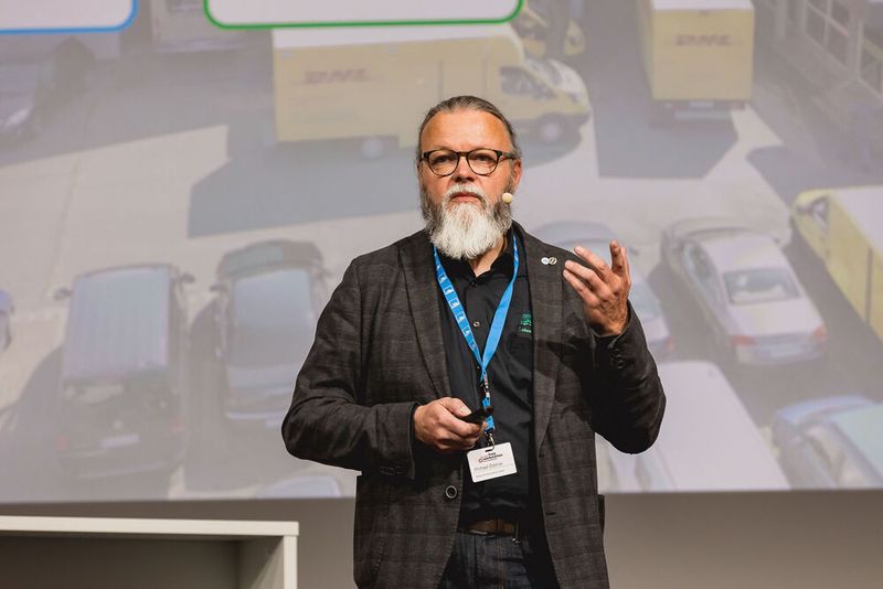 Kfz-Meister Michael Dittmar von Dittmar & Stachowiak schilderte seine Erfahrungen als Inhaber einer freien Werkstatt in Sachen E-Mobilität. Schon mehrfach hat sein Betrieb E-Autos repariert, die laut Markenpartner wirtschaftlich nicht zu reparieren gewesen wären. (Bild: Stefan Bausenwein)