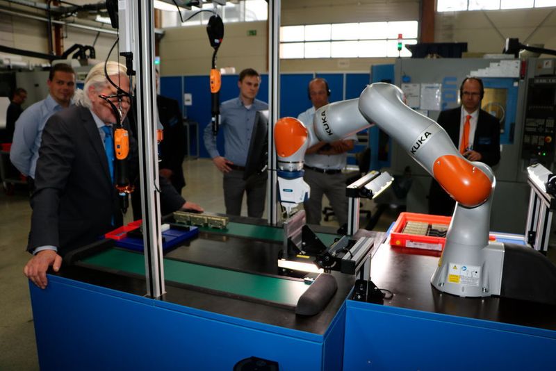Im Praxisteil der Veranstaltung wurde MRK für die Teilnehmer erlebbar. Schunk zeigte Cobot-Applikationen live in Aktion. (Sonnenberg)