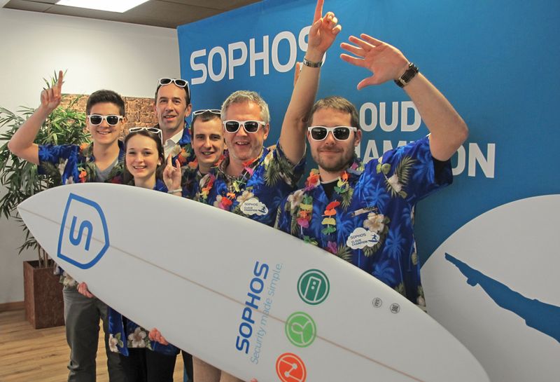 Das Spider-Team aus Dornbirn sorgte für gute Stimmung bei der Championstour: Angeführt von den GF-Mitgliedern Armin Gaiser (2. v. r) und Hans Cassan (r.)                     (Bild: Sophos)
