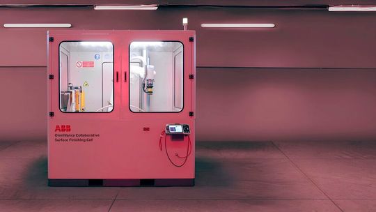 This is the new Omnivance Collaborative Surface Finishing Cell from ABB Robotics. Inside the cell, a Gofa cobot automatically performs grinding and polishing tasks with greater consistency and speed than would be possible manually — important aspects in view of the shortage of skilled labour.(Bild:  ABB)