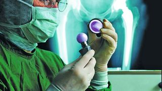 Szene während einer Hüftgelenkoperation. (Bild: Bilder: CeramTec) (Archiv: Vogel Business Media)