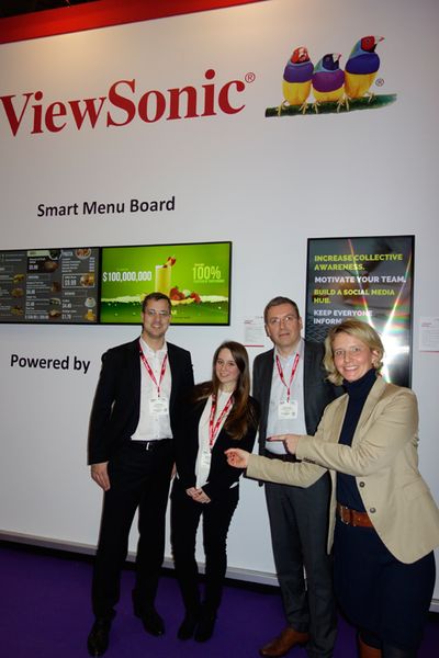 Stephanie Steen, IT-BUSINESS, stellt das neue ViewSonic Team vor Dominic Mein, Sonja Praschberger und Thomas Müller. (Bild: IT-BUSINESS)