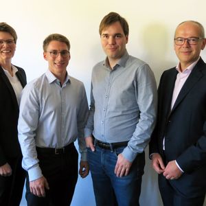 Forschen zusammen an einem Roboterassistenten für Pflegepatienten, v.l.: Projektleiterin Prof. Dr.-Ing. Dagmar Meyer (Ostfalia), Projektmitarbeiter Kai Kriegel (Ostfalia), Dr. Sascha Gübner (ITK Engineering) und Dr. Miroslav Mihajlov (ITK Engineering). 
