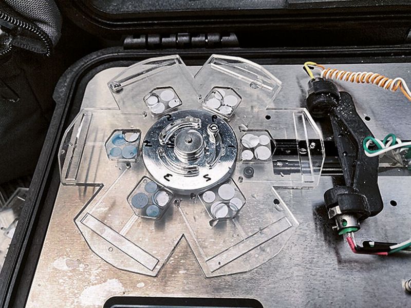 Zum Vermischen und Messen der Wasserprobe und der Reagenzflüssigkeit haben O’Grady und Kent eine Microfluid-Zentri­fugalscheibe gebaut – eine Art mobiles Labor.  (Bild: Dublin City University)