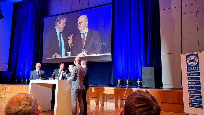 Talkrunde auf dem Herbstforum der Stuttgarter Kfz-Innung: (v. l.) Geschäftsführer Christian Reher, Obermeister Torsten Treiber, Michael Theurer, Vize-Obermeister Frank Schnierle und Moderator Rafael Treite.(Bild:  Kfz-Innung Stuttgart)