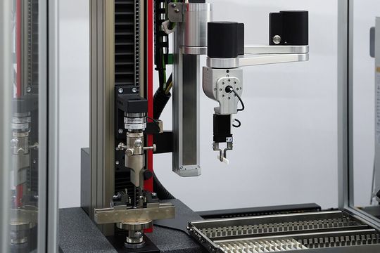 Mit dem „Automated Lab EXpert“ (Alex) erweitert Zwick-Roell die Prüfmaschine Zwickiline um eine kompakte Automatisierung für Zug- und Biegeversuche bis fünf Kilonewton an Kunststoffen aller Art. Lesen Sie ... (Bild:  Zwick-Roell)