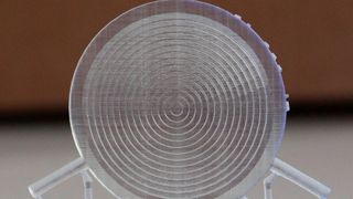 Die additiv hergestellte optische Sensorkomponente soll als Trägersystem für die NIR- und THz-Sensoren dienen. (Bild: TH OWL)