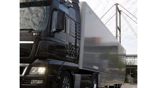 CFK- und GFK-Verbundwerkstoffe finden unter anderem Anwendung als Deckschichten in Seitenwänden von Trailern. (Bild: Lamilux)