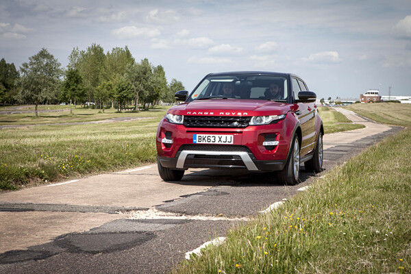 Ein Range Rover Evoque erfasst den Fahrbahnzustand und erkennt Fugen, Unebenheiten und Schlaglöcher. (Foto: Jaguar Land Rover)