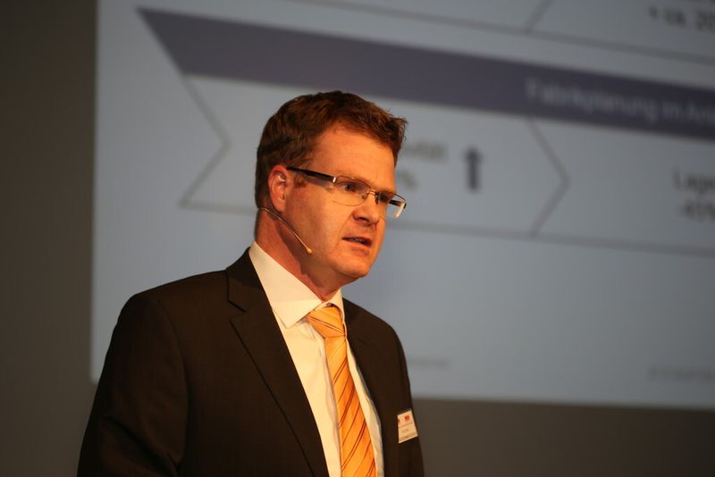 Dr. Urs Hirt von der Staufen AG zeigte anhand eines Praxisbeispiels wie man mit Lean Production ein Unternehmen wieder wettbewerbsfähig macht. (Bild: Matthias Böhm)