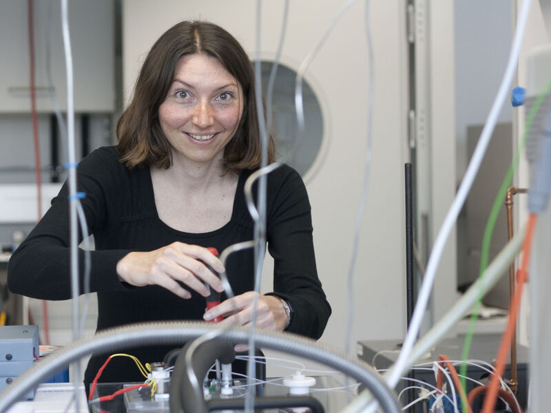 Dr. Karin Föttinger am Infrarotspektrometer  (Bild: TU Wien)