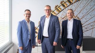 Real Garant verlängert die Verträge mit Vorstandschef Lutz Kortlüke (r.) und Vorstand Florian Rohkamm (l.). Aufsichtsratschef Carsten Schildknecht gratulierte. (Bild: Real Garant)