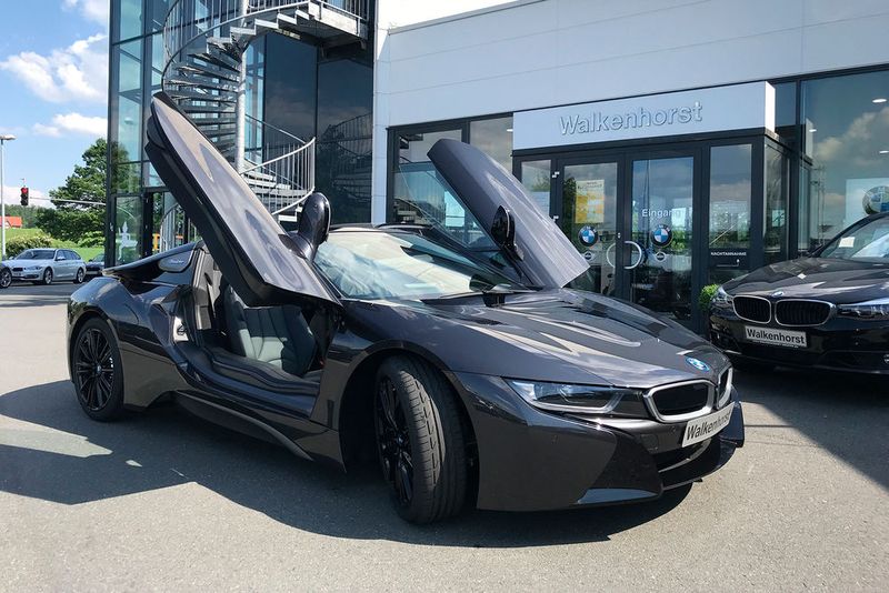 Zur Neueröffnung präsentierte die Gruppe den neuen BMW i8 Roadster mit seinen Flügeltüren. (Bild: Walkenhorst-Gruppe)