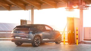 Ein Byton M-Byte an einer Ladestation. Aktuell blickt der Automobilhersteller in eine ungewisse Zukunft. (Bild: Byton)