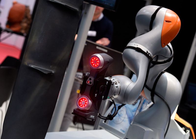 Auch dieses Jahr werden Besucher und Cobots auf dem Messegelende in Hannover aufeinandertreffen. Bei Cobots geht es um die Mensch-Roboter-Kollaboration. (Deutsche Messe)
