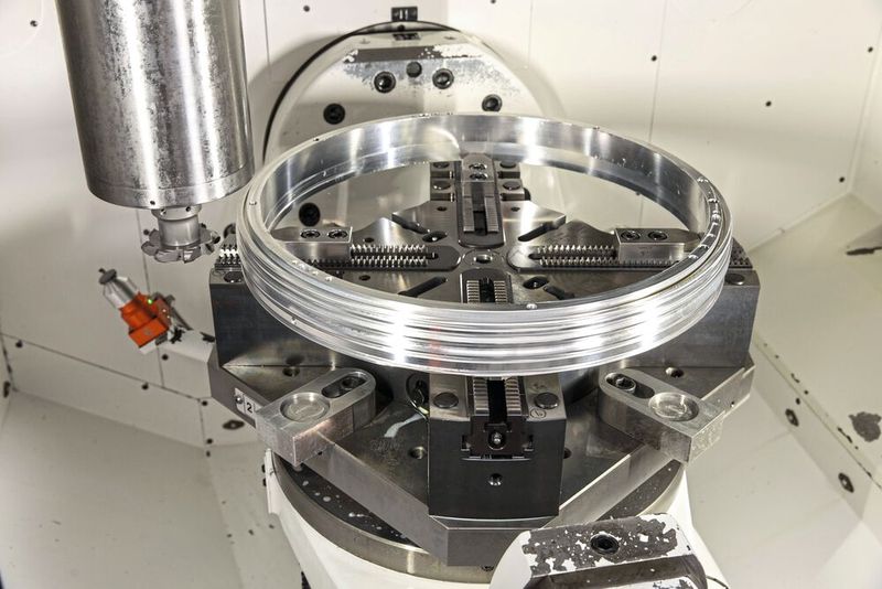 Glatte Spannbacken halten im zweiten Schritt das Werkstück aus Aluminium sicher in Position.(Bild:  HWR Spanntechnik / Lokomotiv)