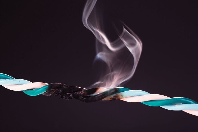 Bild 1: Elektrische Defekte in Maschinen und Anlagen können schnell zum Anlagenstillstand führen – ein durchdachtes Sicherungskonzept soll die Verfügbarkeit erhöhen. (Phoenix Contact)