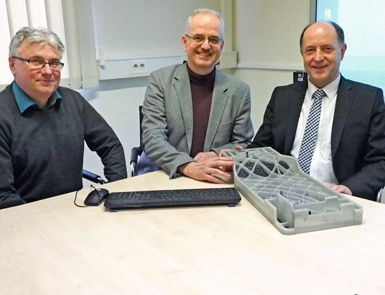 IST-Experten unter sich (v.l.): Dipl.-Ing. Tino Zucker, wissenschaftlicher Mitarbeiter, Prof. Dr.-Ing. Wolfgang Nendel, stellvertretender Leiter der Professur Strukturleichtbau/Kunststoffverarbeitung, Univ.-Prof. Dr.-Ing. habil. Prof. E. h. Prof. Lothar Kroll, Leiter des IST. (Wickert)